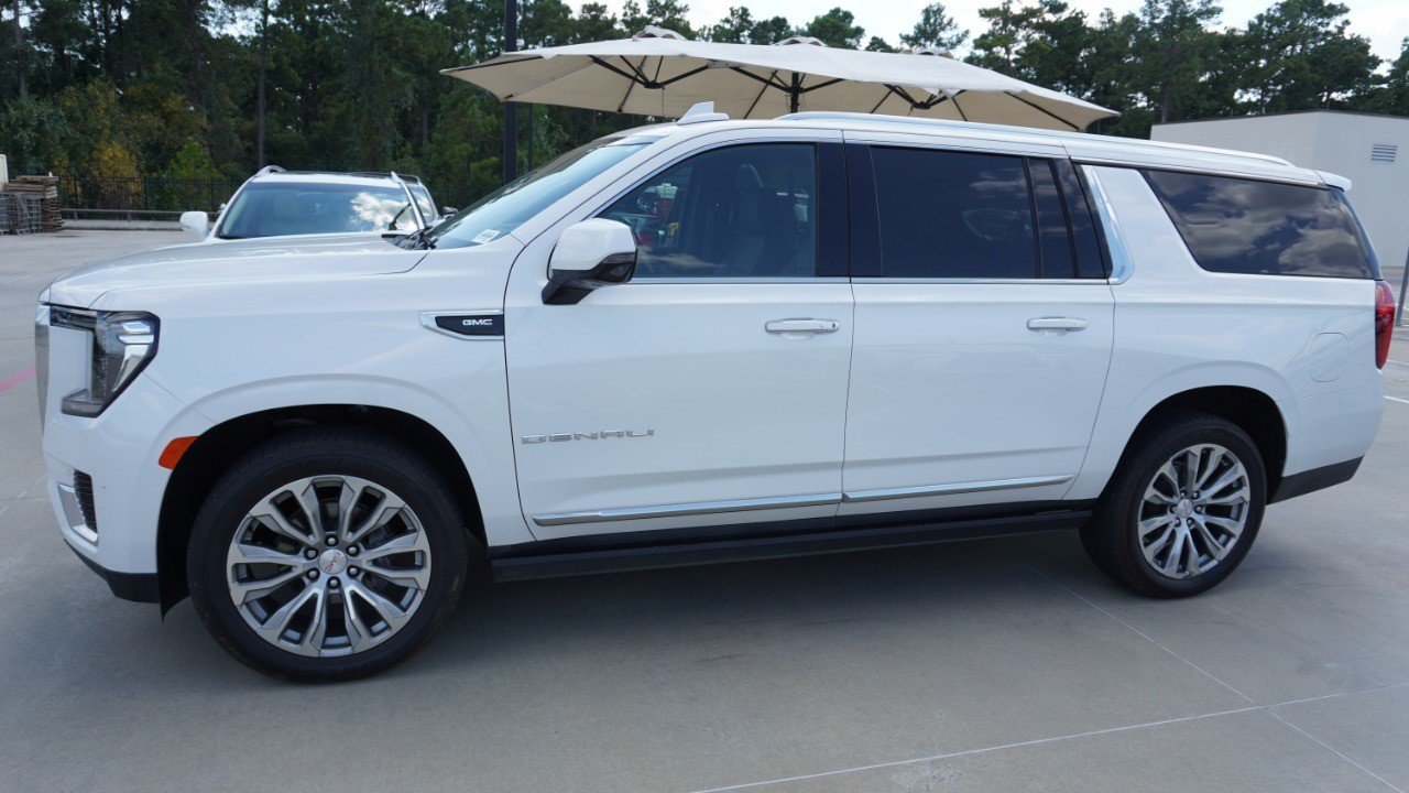 Used 2021 GMC Yukon XL Denali w/ Denali Premium Package RWD image 3