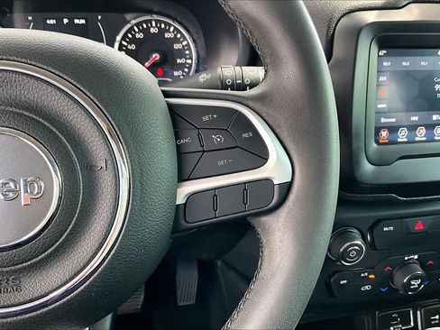 Used 2018 Jeep Renegade Latitude w/ Popular Equipment Group FWD image 24