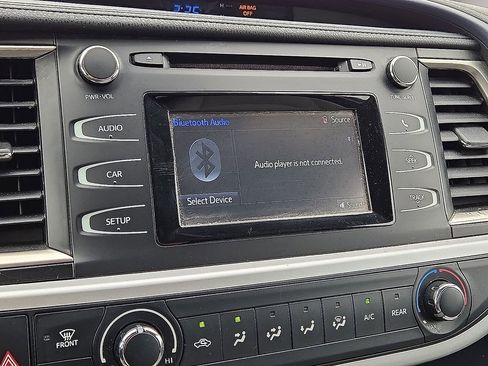 Used 2019 Toyota Highlander LE FWD image 24
