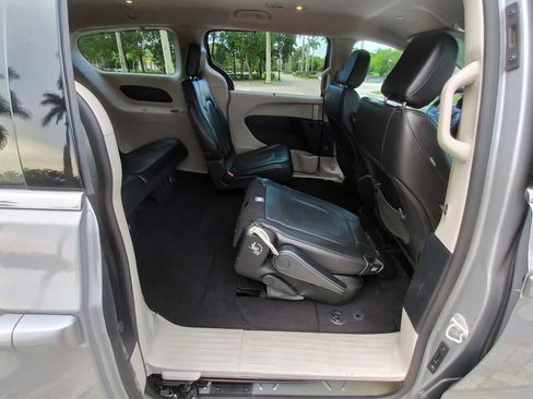 Used 2021 Chrysler Voyager Lxi FWD image 37