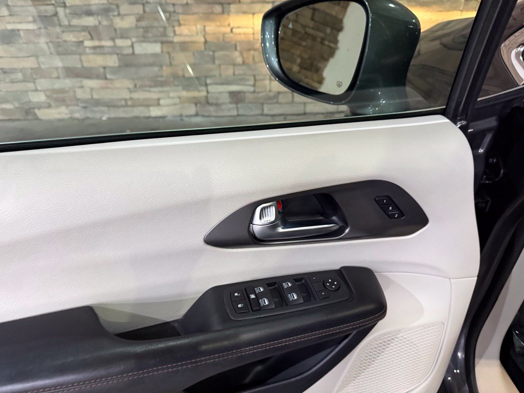 Used 2020 Chrysler Pacifica Touring-L Plus FWD image 11