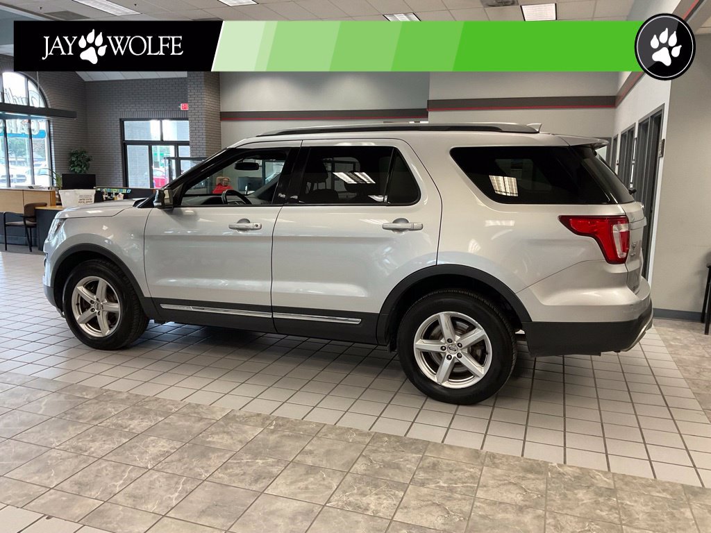 Used 2017 Ford Explorer XLT w/ Equipment Group 202A AWD/4WD image 4