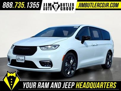 New 2026 Chrysler Pacifica Select