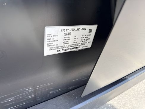 Used 2024 Tesla Cybertruck AWD Crew Cab image 37