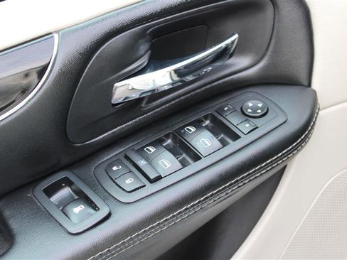 Used 2018 Dodge Grand Caravan SXT image 16