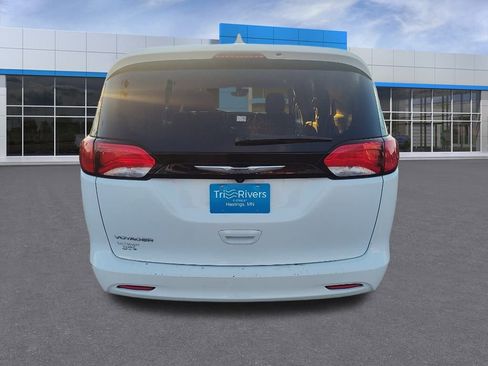 Used 2023 Chrysler Voyager LX image 4