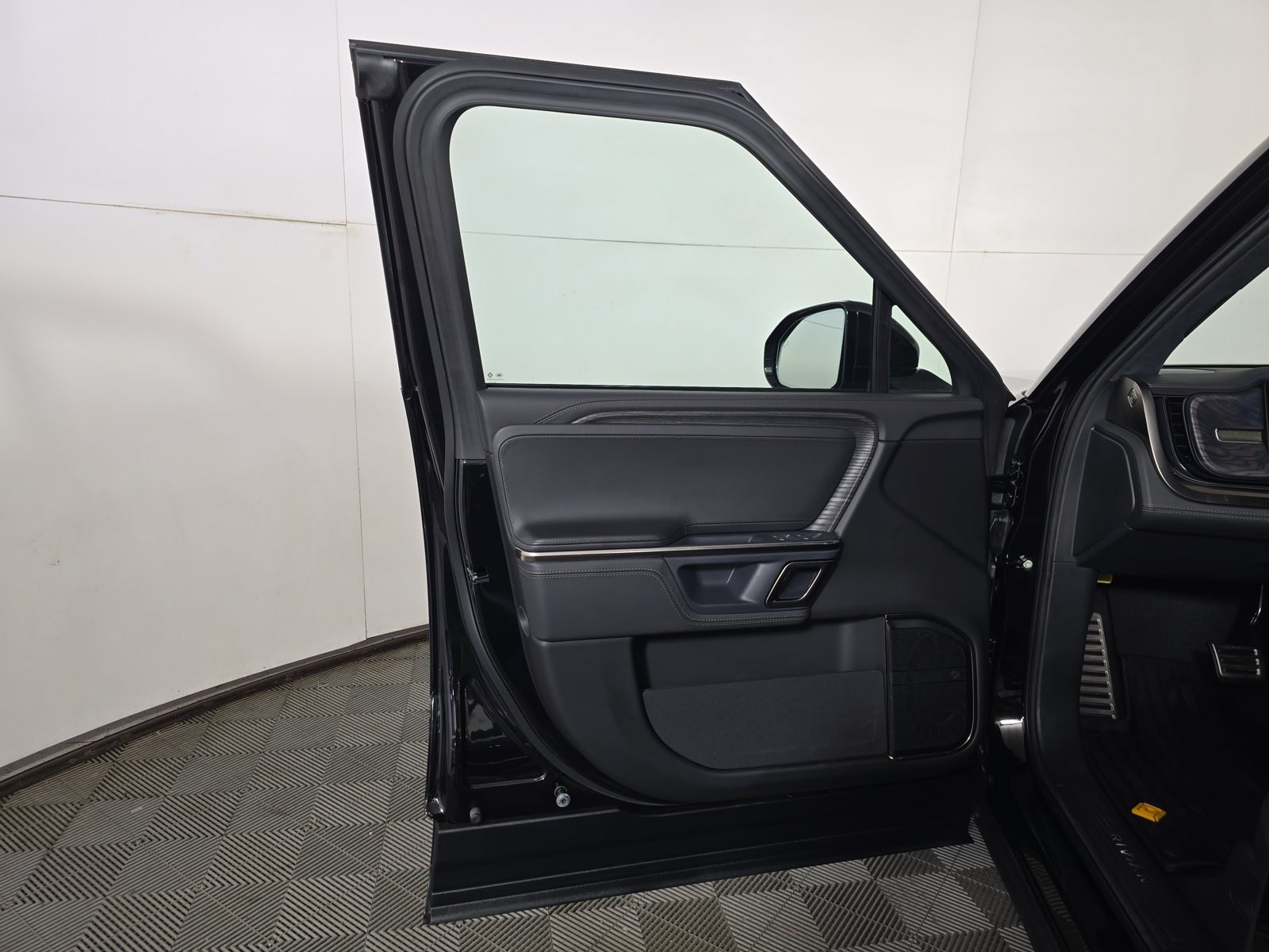 Used 2023 Rivian R1T Adventure Dual AWD/4WD image 16