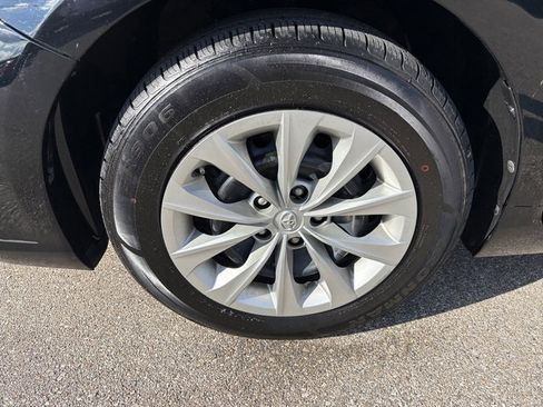 Used 2017 Toyota Camry LE image 32