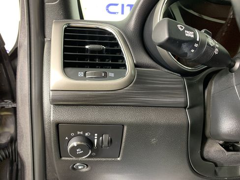 Used 2021 Jeep Grand Cherokee Laredo AWD/4WD image 17