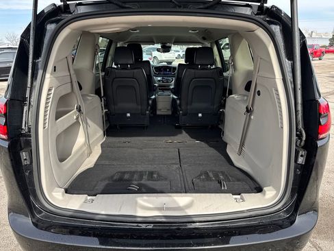 Certified 2023 Chrysler Pacifica Touring-L image 35