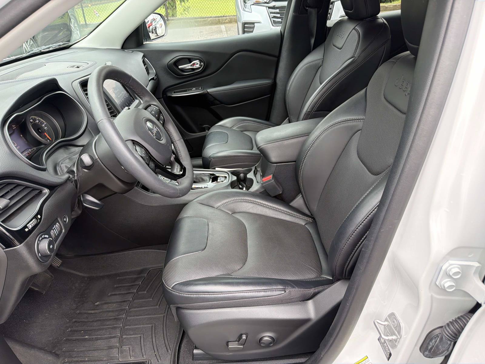 Used 2023 Jeep Cherokee Altitude Lux AWD/4WD image 2