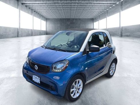 Used 2017 smart fortwo pure RWD image 1