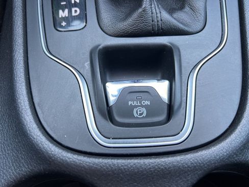 Used 2019 Jeep Cherokee Latitude w/ Popular Appearance Group image 26