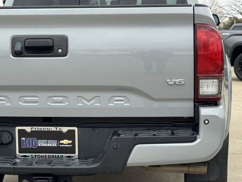 Used 2018 Toyota Tacoma TRD Sport image 7