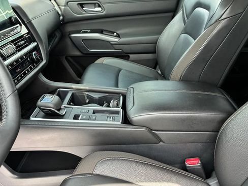 Certified 2025 Nissan Pathfinder SL FWD image 17