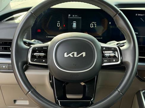Used 2025 Kia Carnival FWD image 35