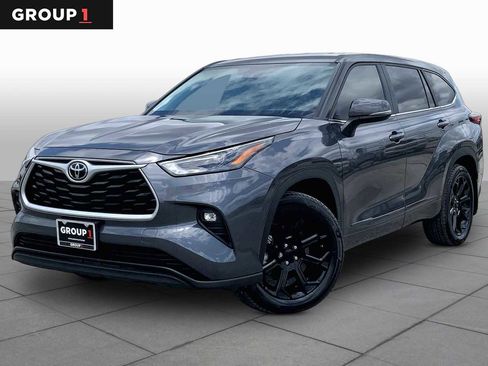 Used 2023 Toyota Highlander LE image 1