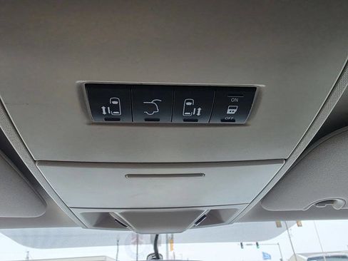 Used 2016 Chrysler Town & Country Touring image 18