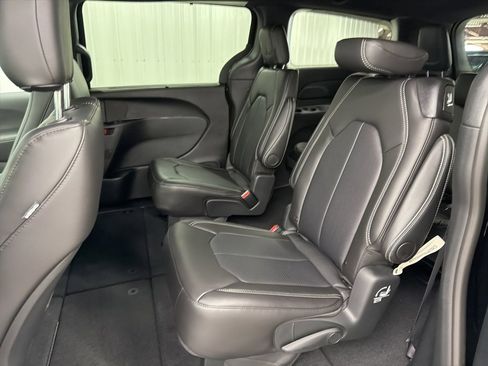 New 2026 Chrysler Pacifica Select image 11