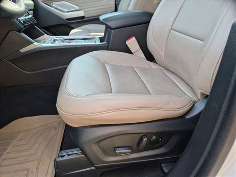 Used 2023 Ford Explorer Limited w/ Limited Technology Package RWD image 17