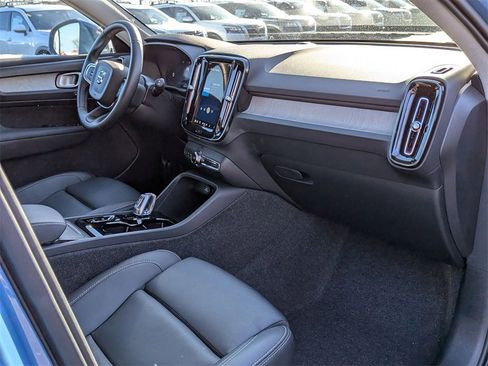 Used 2025 Volvo XC40 B5 Plus image 24