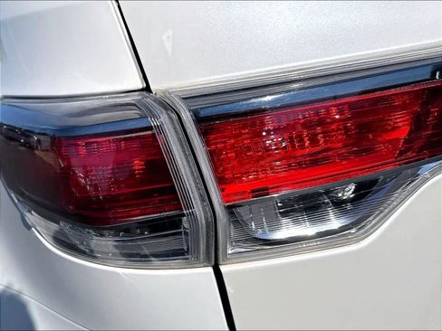 Used 2016 Toyota Highlander XLE AWD/4WD image 23
