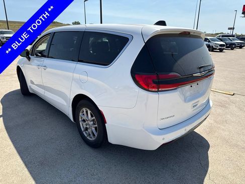 Used 2024 Chrysler Pacifica Touring-L FWD image 8