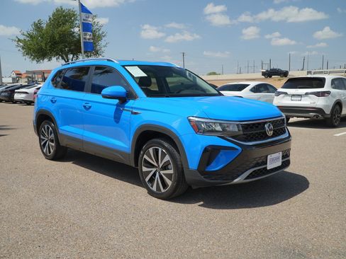 Used 2022 Volkswagen Taos SE w/ Panoramic Sunroof Package image 3