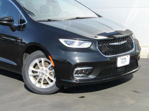 Used 2022 Chrysler Pacifica Touring image 6