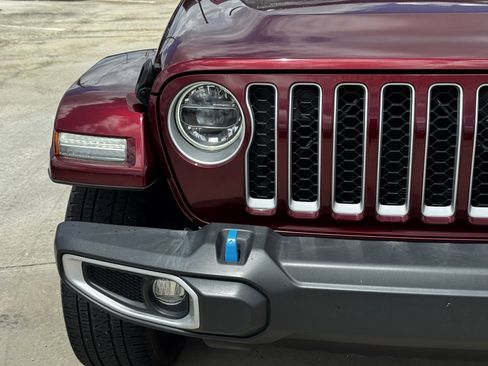 Used 2022 Jeep Wrangler Unlimited Sahara AWD/4WD image 6