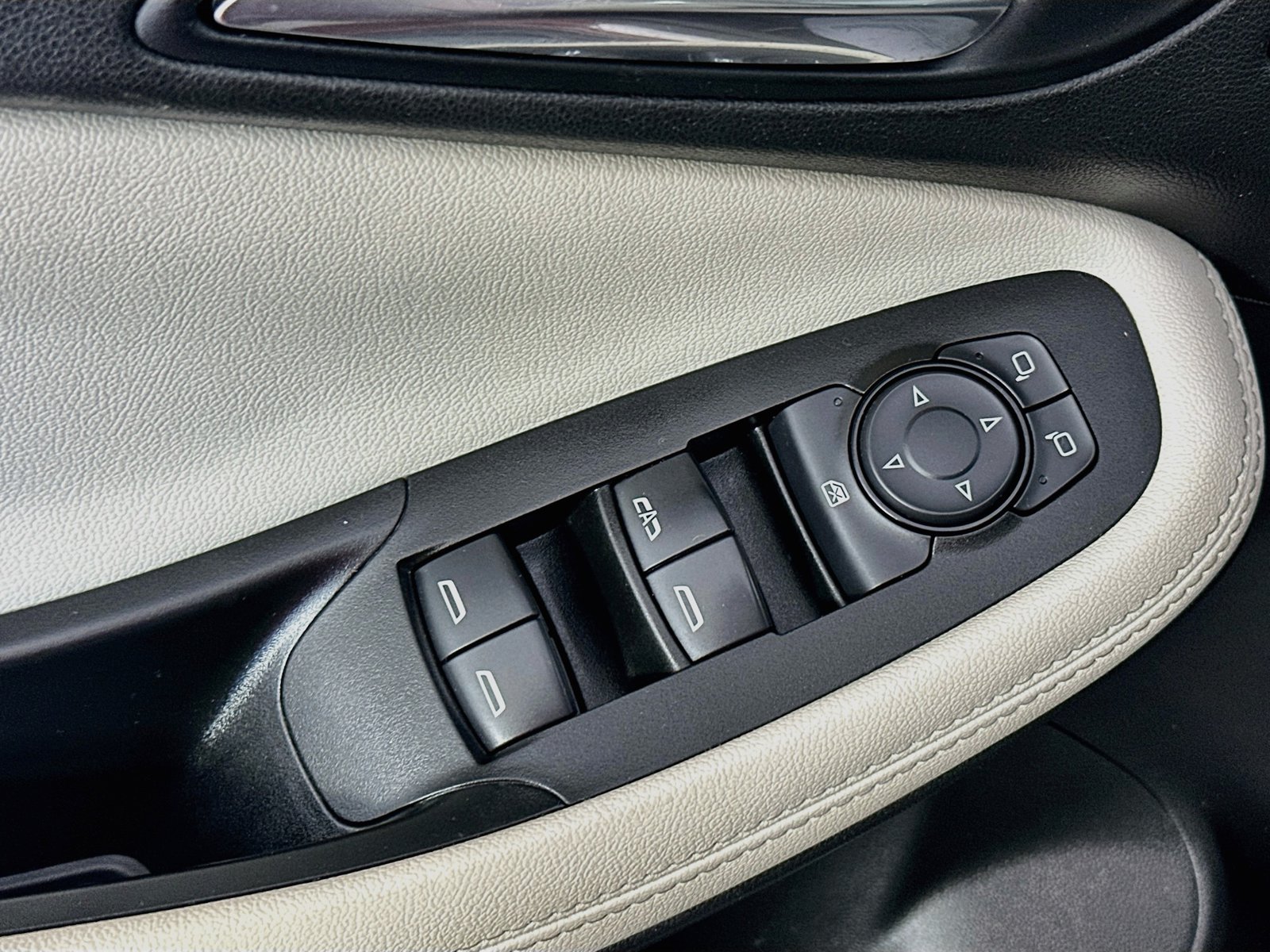 Used 2021 Buick Encore GX Essence AWD/4WD image 17