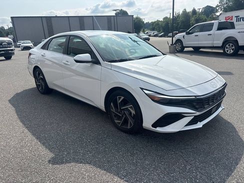 Used 2025 Hyundai Elantra SEL FWD image 10