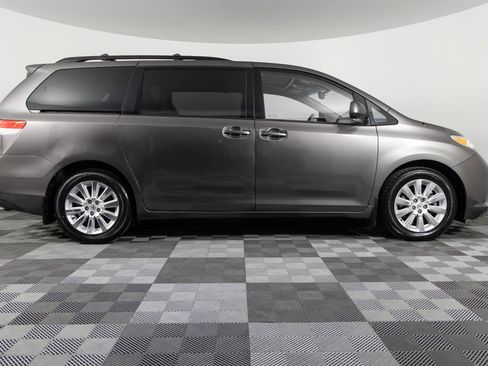 Used 2013 Toyota Sienna XLE image 9