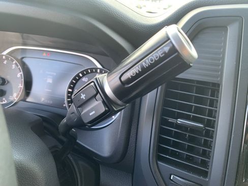 Used 2023 Nissan Titan SV w/ SV Convenience Package image 15