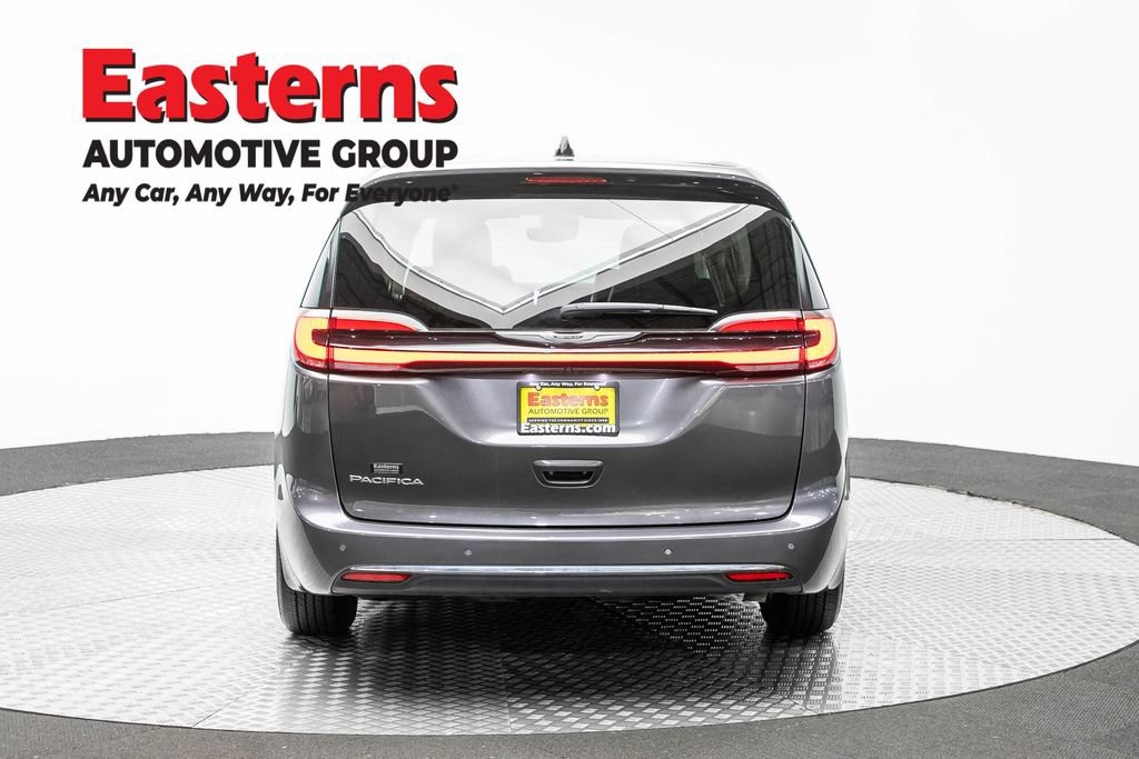 Used 2023 Chrysler Pacifica Touring-L FWD image 7