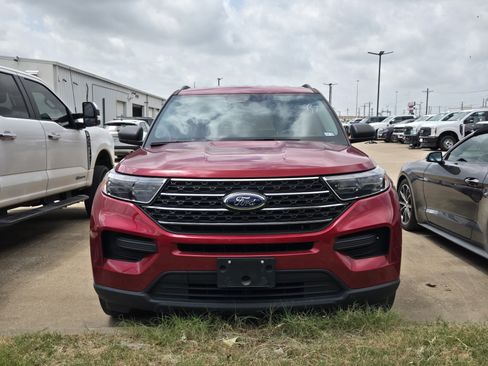 Used 2023 Ford Explorer XLT RWD image 2