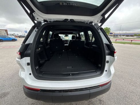 New 2025 Jeep Grand Cherokee L Altitude RWD image 17