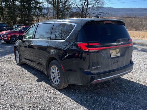 Used 2026 Chrysler Pacifica Select image 3