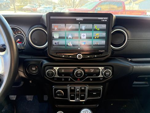 Used 2018 Jeep Wrangler Unlimited Sahara image 16