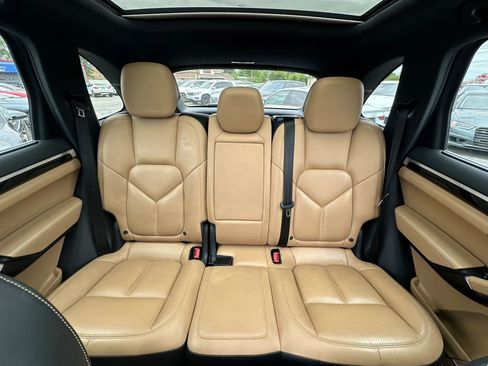 Used 2016 Porsche Cayenne AWD/4WD image 16