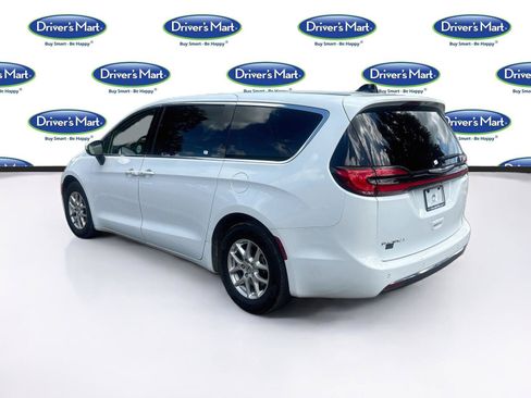 Used 2023 Chrysler Pacifica Touring-L FWD image 5