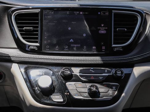 Used 2024 Chrysler Pacifica Limited FWD image 14