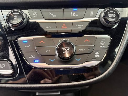 Used 2025 Chrysler Pacifica Select FWD image 14