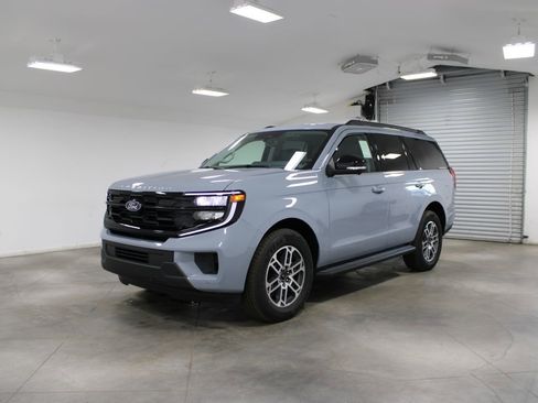 New 2026 Ford Expedition Active image 3