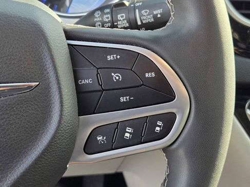 Used 2022 Chrysler Pacifica Touring-L image 19