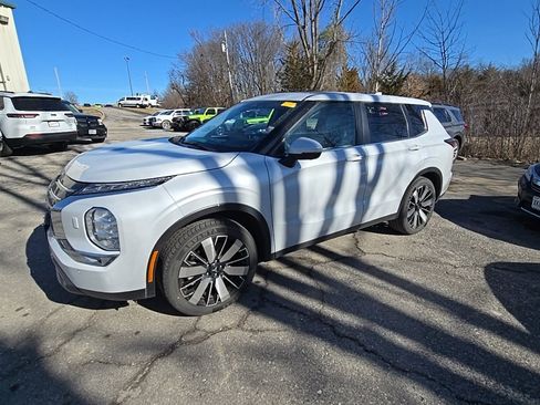 Used 2025 Mitsubishi Outlander SE image 2