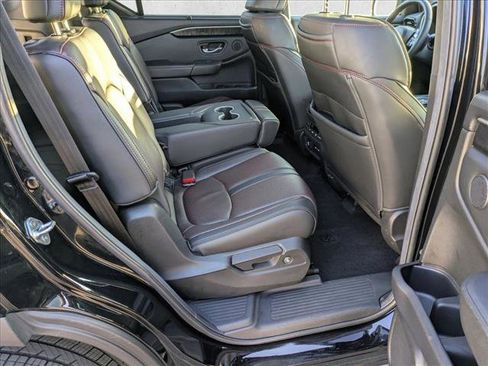 Used 2025 Honda Pilot Black Edition image 23