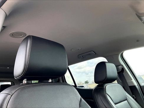 Used 2022 GMC Acadia SLT w/ Technology Package FWD image 22