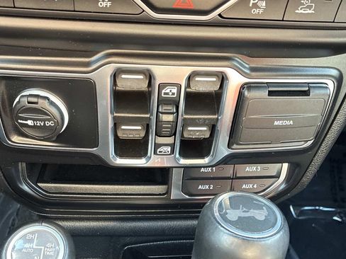 Used 2022 Jeep Wrangler Unlimited Sahara AWD/4WD image 35
