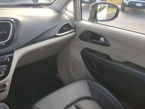 Used 2024 Chrysler Pacifica Limited FWD image 16